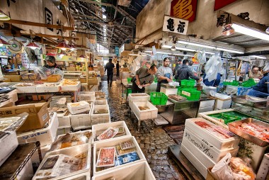 Doanh số tại chợ bán buôn trung tâm Tokyo, chợ cá lớn nhất thế giới giảm 57%