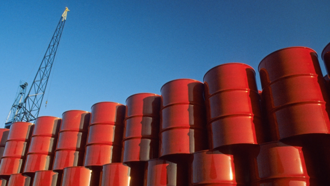Tồn kho tăng kéo giá dầu giảm về mức thấp 7 tuần