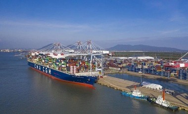 Cảng quốc tế Cái Mép đón siêu tàu container hơn 214.100 DWT giảm tải
