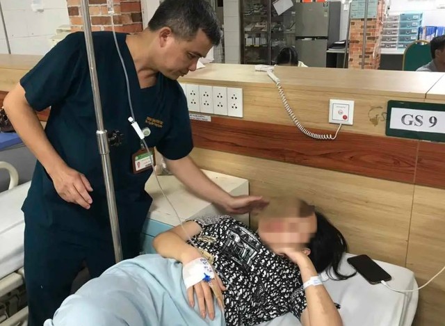 Bệnh nhân nhập viện sau khi bị tiêm nhầm sữa rửa mặt. Ảnh: Định Nguyễn