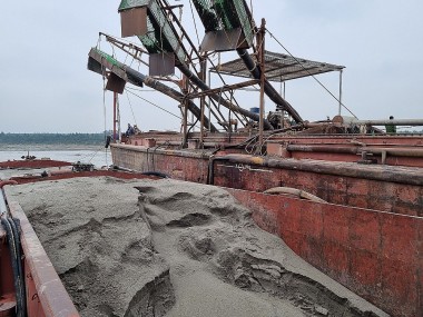 Hà Nội yêu cầu kiểm tra, báo cáo vi phạm khai thác cát ở huyện Ba Vì