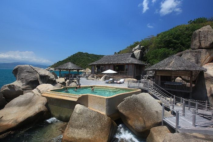 Ông chủ resort Six Senses Ninh Van Bay giải trình gì khi cổ phiếu tím trần liên tiếp