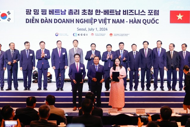 Thủ tướng chứng kiến trao biên bản ghi nhớ hợp tác (MOU) giữa Tập đoàn SK và tỉnh Quảng Trị hợp tác chuyển đổi năng lượng, tăng trưởng xanh - Ảnh: VGP/Nhật Bắc