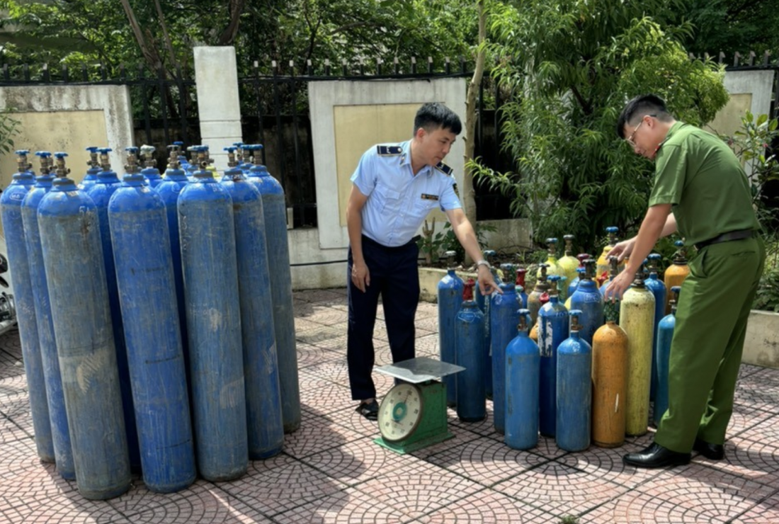 Hà Nội: Phát hiện hàng chục bình khí N2O không rõ nguồn gốc, xuất xứ