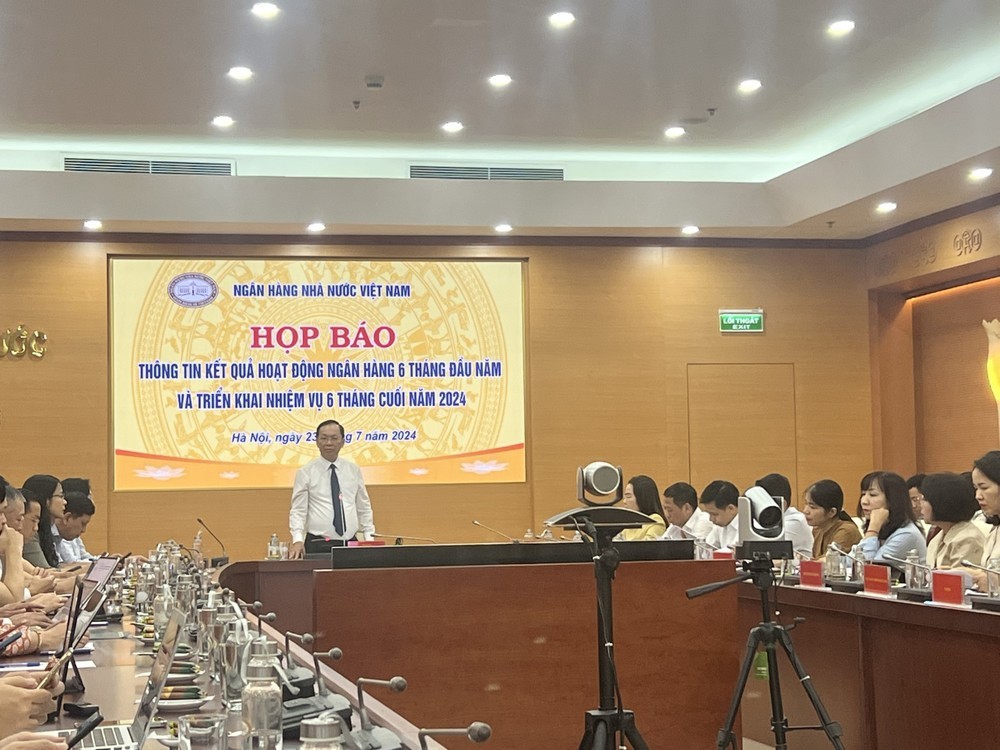 Phó thống đốc NHNN Đào Minh Tú phát biểu tại họp báo.