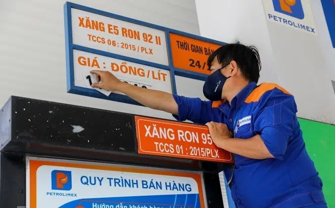 Giá xăng RON 95-III giảm về mức 21.300 đồng/lít