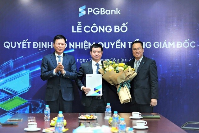 HĐQT PGBank chính thức trao quyết định bổ nhiệm ông Nguyễn Văn Hương vào vị trí Quyền Tổng Giám đốc (Ảnh: PGBank).