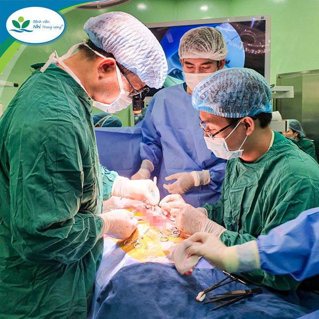 TS.BS Tô Mạnh Tuân , bác sĩ Nguyễn Minh Khôi cùng ekip phẫu thuật khoa Ngoại lồng ngực phẫu thuật tạo hình thực quản cho bé K.N. Ảnh: Bệnh viện Nhi Trung ương
