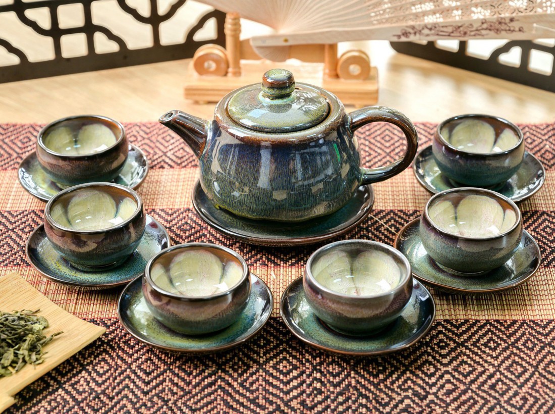Một bộ ấm trà tượng trưng cho lời chúc về một năm hạnh phúc, đầm ấm. 
