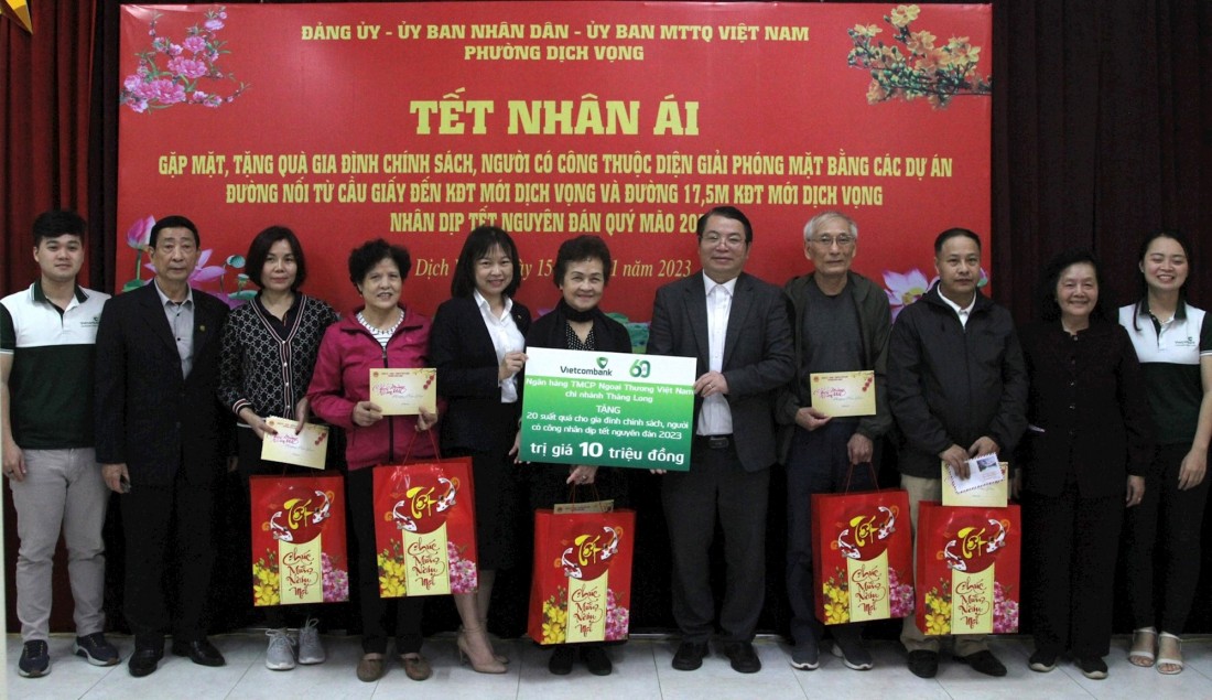 Đồng chí Nguyễn Việt Trung, Phó Bí thư Đảng ủy, Chủ tịch UBND phường trao tặng quà Tết các hộ gia đình chính sách.