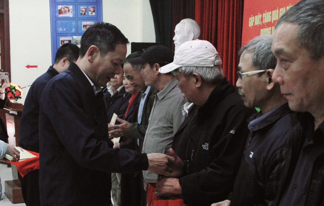 Đồng chí Đỗ Anh Tuấn, Phó Bí thư Đảng ủy phường Dịch Vọng trao tặng quà Tết các hộ gia đình chính sách. Ảnh: Hà Nội mới