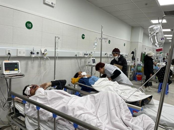 Bác sĩ BV Việt Đức khám cho bệnh nhân cấp cứu ngày mùng 5 Tết. Ảnh: Tiền Phong