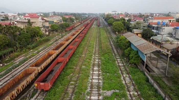 Dự án cải tạo, nâng cấp tuyến đường sắt Yên Viên - Phả Lại - Hạ Long - Cái Lân bị chậm tiến độ. Ảnh QMG