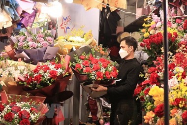 Sôi động thị trường hoa, quà tặng ngày Valentine