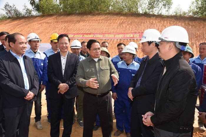 Thủ tướng Phạm Minh Chính kiểm tra các dự án trọng điểm ngành giao thông sau Tết. Ảnh: Nhật Bắc