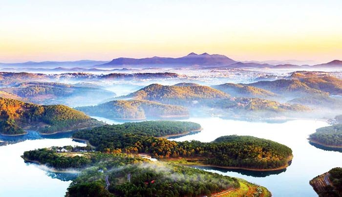 Tuyền Lâm có hồ nước lớn nhất và sinh cảnh rừng thông đẹp bậc nhất Đà Lạt. Ảnh: Tiền Phong