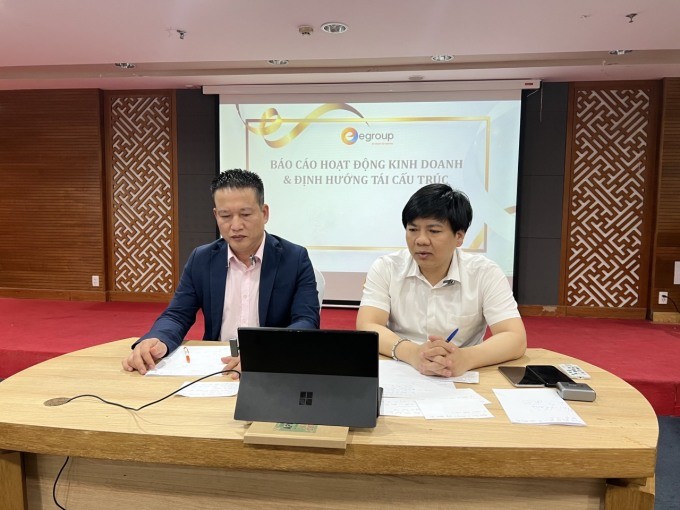 Ông Nguyễn Anh Tuấn - CEO Apax Leaders (bên trái) và ông Nguyễn Ngọc Thủy - Chủ tịch Egroup (bên phải), trong buổi họp cổ đông trực tuyến chiều 26/2. Ảnh: IBC