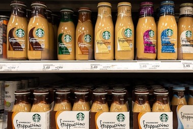 FDA bị thu hồi 300.000 chai cà phê Starbucks sau khi phát hiện có chứa thủy tinh