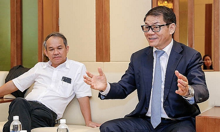 Năm 2021 tỷ phú Trần Bá Dương (bìa phải) – Chủ tịch tập đoàn Ô tô Trường Hải (THACO) đã mua lại Công ty CP Nông nghiệp quốc tế Hoàng Anh Gia Lai (HAGL Agrico) của ông Đoàn Nguyên Đức (bìa trái).