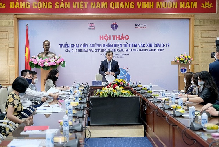 Thứ trưởng Trần Văn Thuấn chủ trì Hội thảo triển khai chứng nhận điện tử tiêm vaccine phòng COVID-19. Ảnh: Sức khỏe & Đời sống