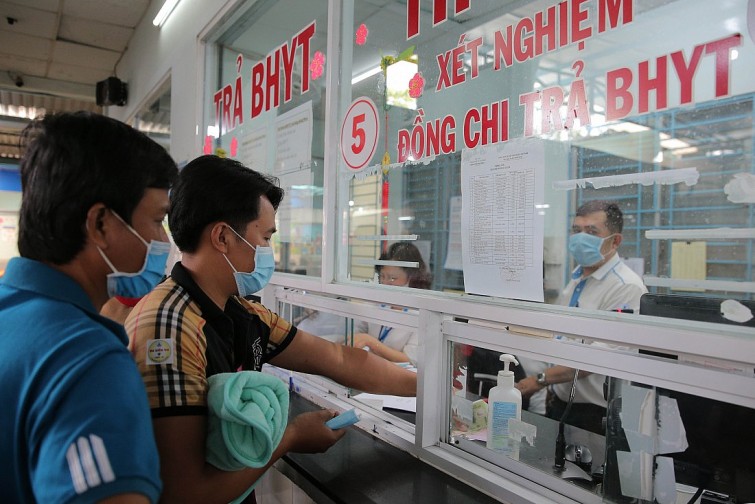 BHXH Việt Nam ban hành công văn yêu cầu tạo thuận lợi, giải quyết kịp thời, chính xác hồ sơ đề nghị hưởng chế độ ốm đau đối với người lao động mắc COVID-19. Ảnh minh họa