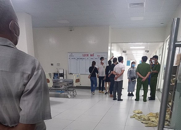 Công an quận Tân Bình đã đến Bệnh viện 1A để điều tra vụ việc chị N. tử vong sau khi nâng ngực. Ảnh: Tuổi trẻ