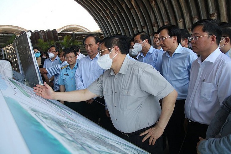 Thủ tướng Chính phủ Phạm Minh Chính kiểm tra quy hoạch sân bay Chu Lai.  Ảnh: PLO.vn