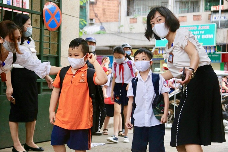 Từ tháng 4, nhiều tỉnh thành cho trẻ trở lại trường học. Ảnh: Vietnamnet