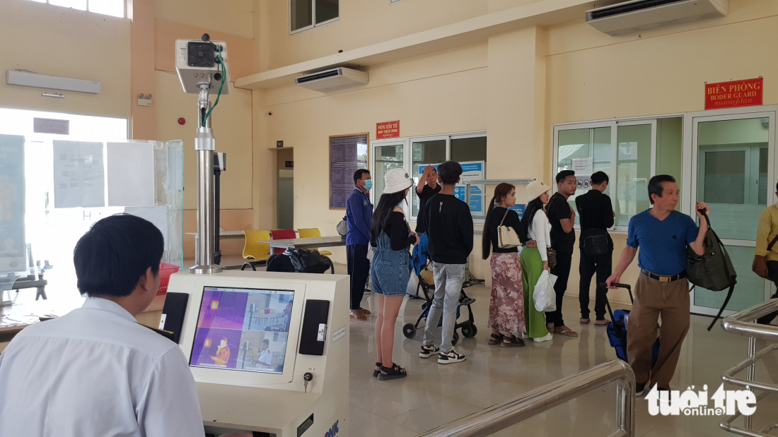 Lực lượng kiểm dịch y tế giám sát thân nhiệt hành khách nhập cảnh tại cửa khẩu quốc tế Tịnh Biên, An Giang - Ảnh: Tuổi trẻ