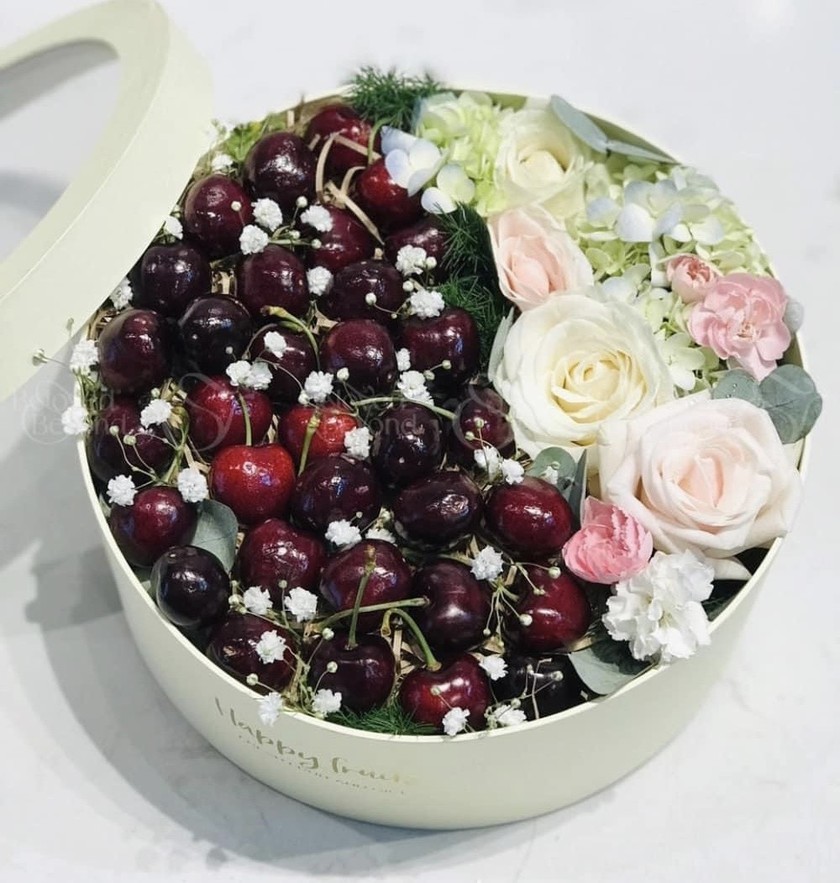 Những set quà bằng trái cây và hoa tươi được trang trí rất bắt mắt. Ảnh: Pháp luật Việt Nam