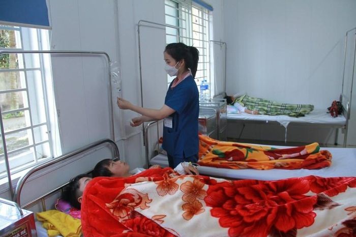 Các y, bác sĩ Trung tâm y tế Nghi Xuân đang tiếp tục theo dõi tình hình sức khỏe của các học sinh bị ngộ độc. Ảnh: Nhân dân