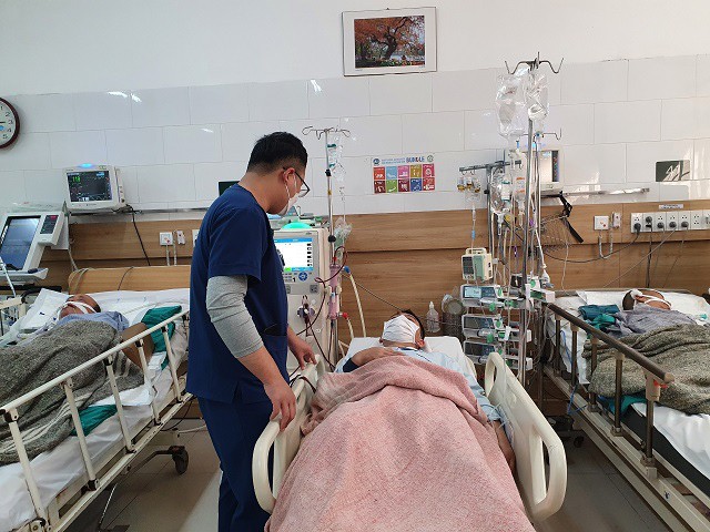 Bác sĩ Trung tâm chống độc Bệnh viện Bạch Mai thăm khám cho bệnh nhân ngộ độc methanol - Ảnh minh họa: BVCC
