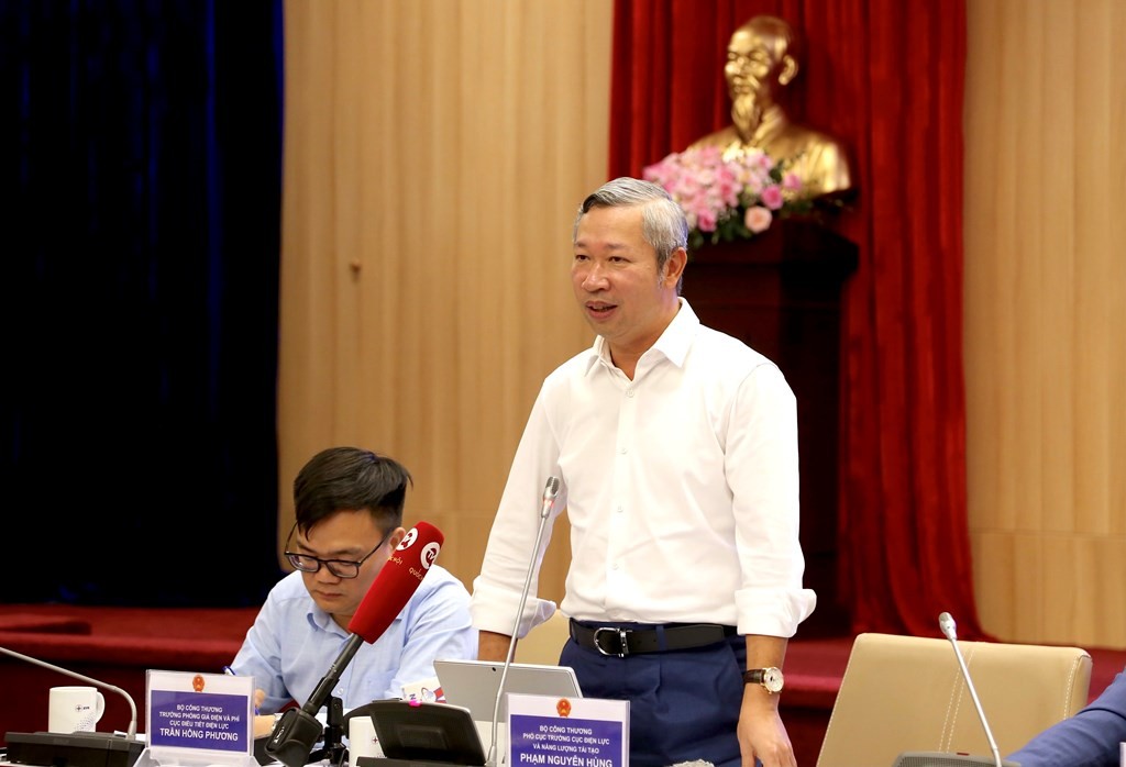 ông Phạm Nguyên Hùng, Phó Cục trưởng Cục Điện lực và Năng lượng tái tạo cùng đại diện Cục Điều tiết Điện lực 