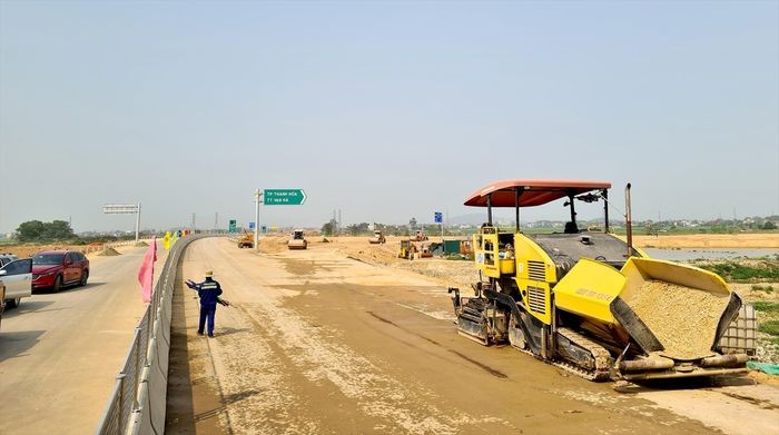 Câu chuyện thiếu đất, cát, giá quá cao vẫn làm đau đầu chủ đầu tư, nhà thầu cao tốc Bắc - Nam. Ảnh cao tốc Mai Sơn - QL45. 