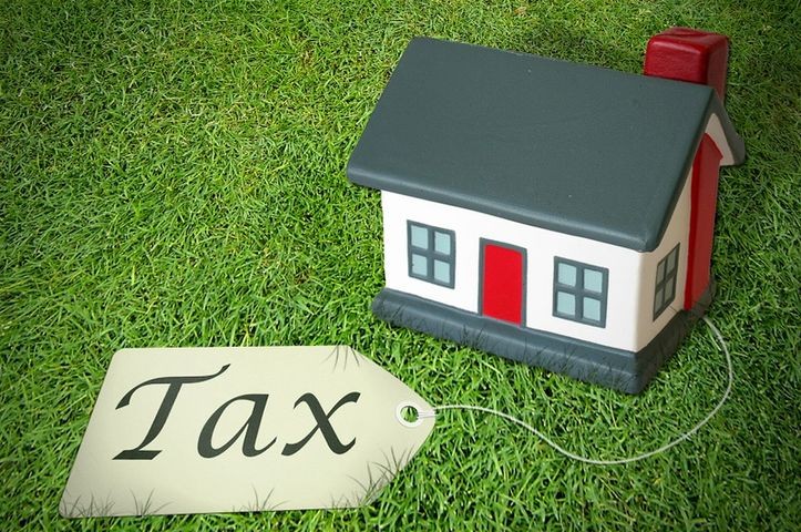 Căn cứ tính thuế đối với thu nhập từ chuyển nhượng bất động sản là giá chuyển nhượng từng lần và thuế suất.