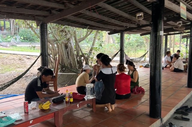 Rất đông du khách tham quan tại khu vực chòi nghỉ, quầy bán thức ăn nhanh… trong Khu du lịch Vườn Xoài. Ảnh: Thanh Niên