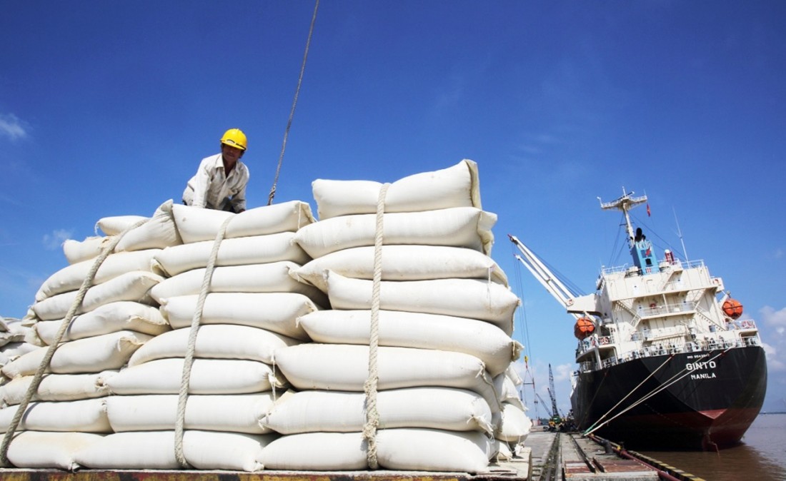 Doanh nghiệp đánh giá đầy đủ cơ hội và rủi ro khi xuất khẩu gạo. Ảnh minh họa
