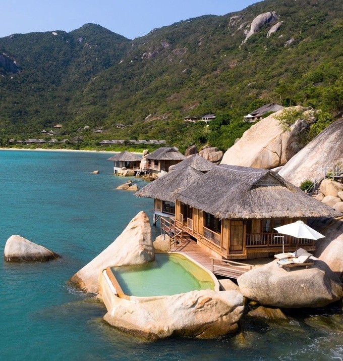 Nằm tựa vào chân núi Hòn Hèo hướng ra biển, khu nghỉ dưỡng Six Senses Ninh Vân Bay có địa thế tuyệt đẹp