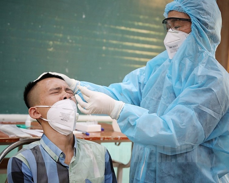 Việt Nam vượt mốc 10 triệu người nhiễm COVID-19. Ảnh minh họa