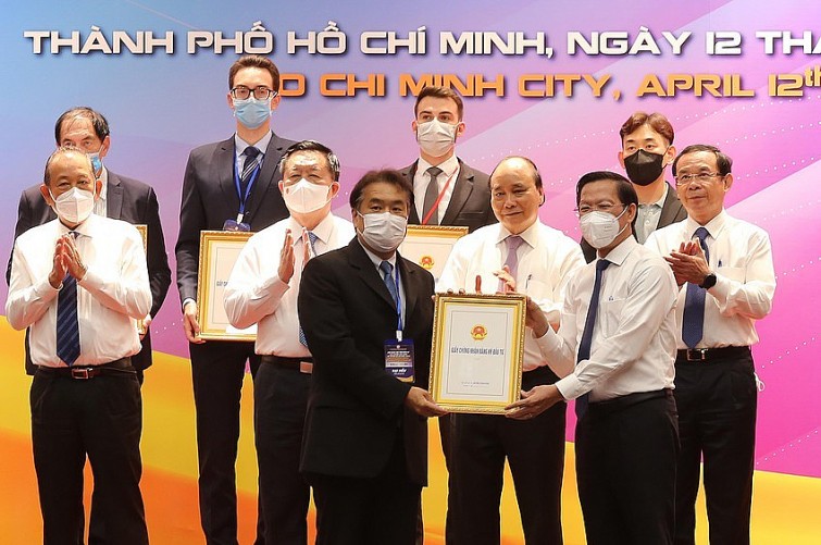 hành ủy TP.HCM Nguyễn Văn Nên và các đại biểu chứng kiến lễ trao giấy chứng nhận đầu tư và biên bản ghi nhớ đầu tư vào hai huyện Hóc Môn, Củ Chi