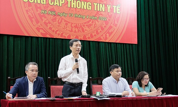 GS.TS Phan Trọng Lân, Cục trưởng Cục Y tế dự phòng (Bộ Y tế) phát biểu tại buổi cung cấp thông tin cho báo chí sáng 13/4. Ảnh: Hà Nội mới