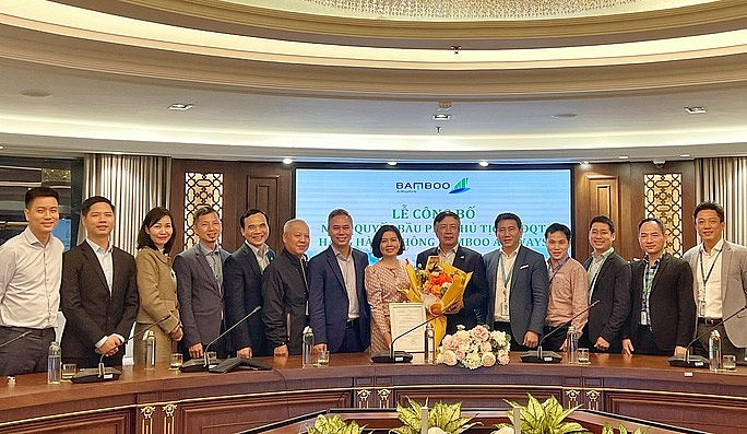Ông Nguyễn Ngọc Trọng (đứng thứ 6 từ phải qua) được bổ nhiệm giữ chức vụ Phó chủ tịch HĐQT hãng hàng không Bamboo Airways. Ảnh: Người Lao động