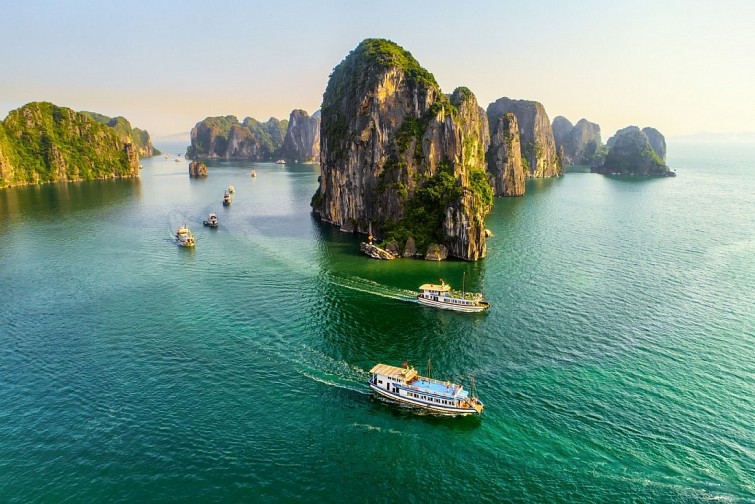 Vân Đồn bắt đầu khai thác mô hình du lịch nghỉ dưỡng trên vịnh Bái Tử Long.