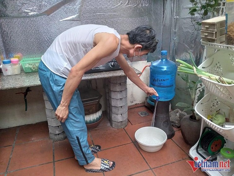Gia đình ông Lê Thanh Sơn phải mua nước đóng bình về sử dụng. Ảnh: Vietnamnet