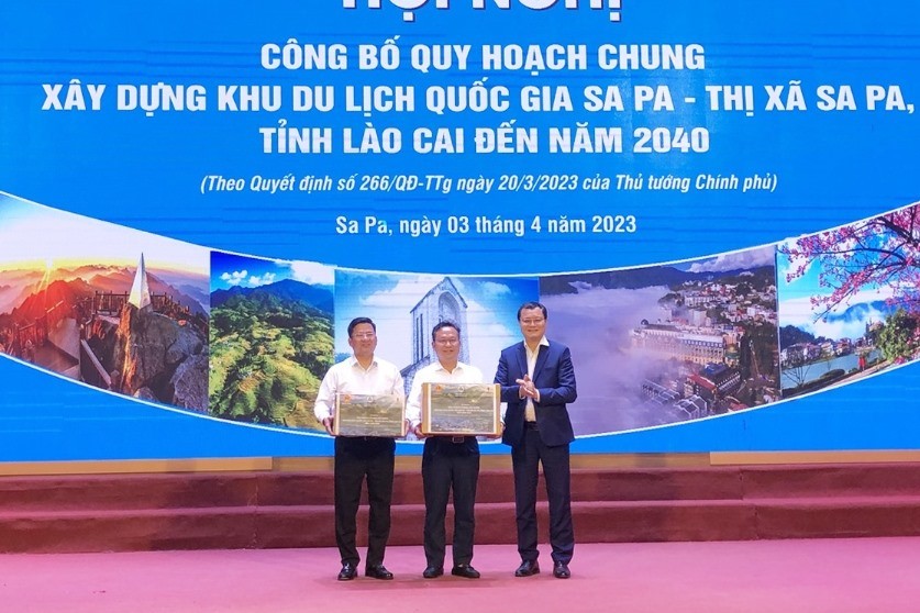 Đại diện Bộ Xây dựng trao hồ sơ Quy hoạch Khu du lịch Quốc gia Sa Pa cho lãnh đạo UBND thị xã Sa Pa, tỉnh Lào Cai. Ảnh: Long Nguyễn