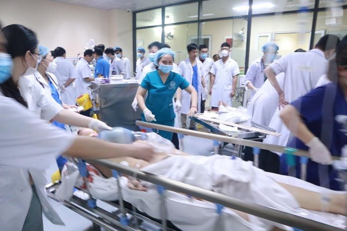 Cấp cứu nạn nhân vụ tai nạn tại Bệnh viện E. Ảnh: Bảo vệ Công lý