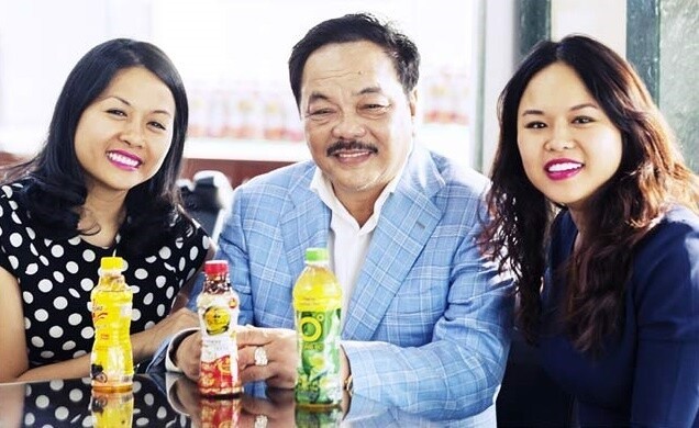 Ông Trần Quý Thanh cùng hai con gái Trần Uyên Phương (trái) và Trần Ngọc Bích.