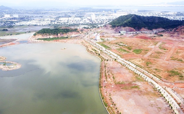 Dự án Khu đô thị hồ Phú Hòa thi công dang dở. Ảnh: Tiền Phong