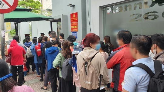 Hơn 100 người đến Công an TP. Hồ Chí Minh tố cáo Ngân hàng SCB và Manulife