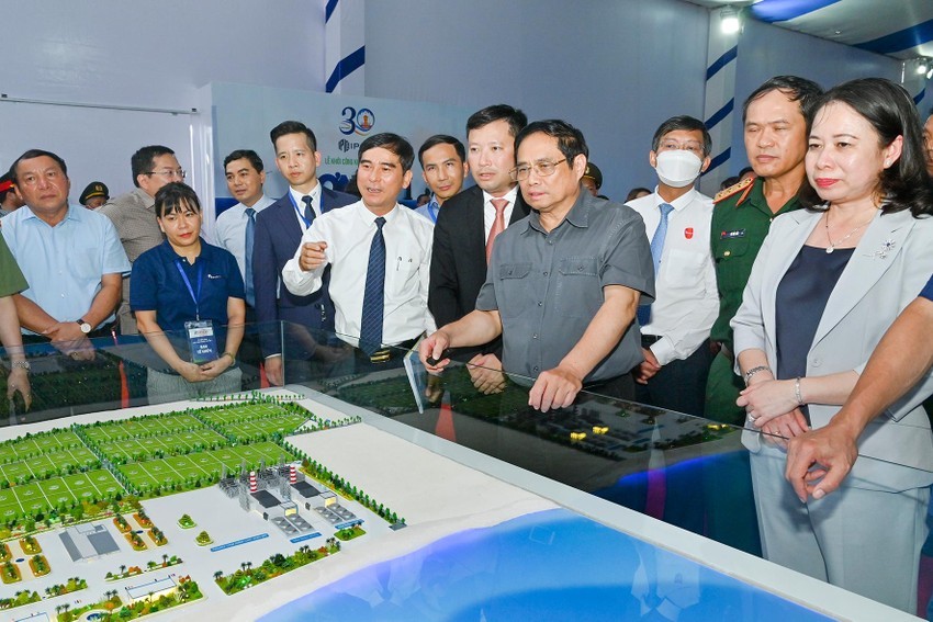 Thủ tướng Chính phủ tham dự lễ khởi công một dự án tại Bình Thuận. Ảnh: PLO.vn